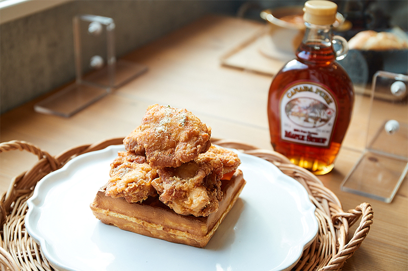 「チキン＆ワッフル with メイプルシロップ」1,200円（税込）。