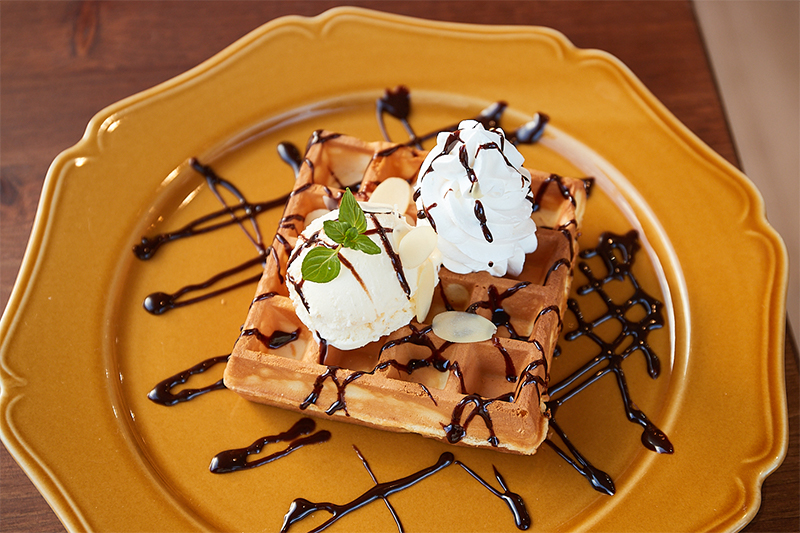 「ブリュッセルワッフル バニラアイスクリーム添え」600円（税込）。
