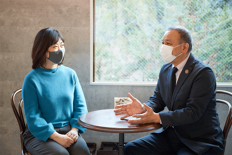 左から嶋田美恵子さん、小林利男さん。