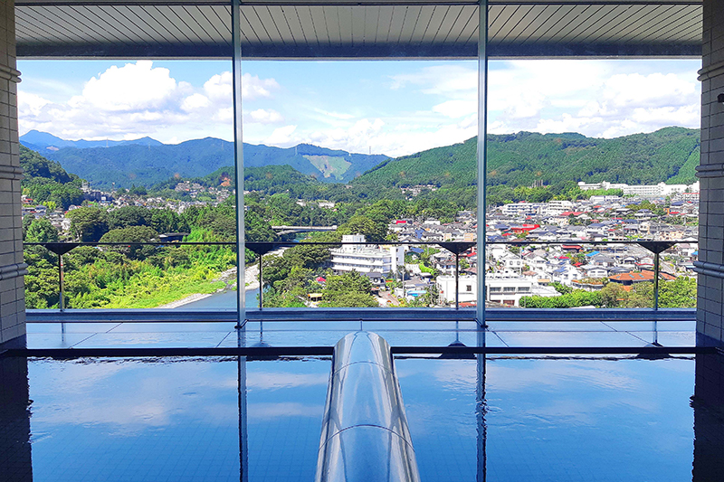 奥多摩の山々や多摩川の渓流が望める「展望大浴場」。
